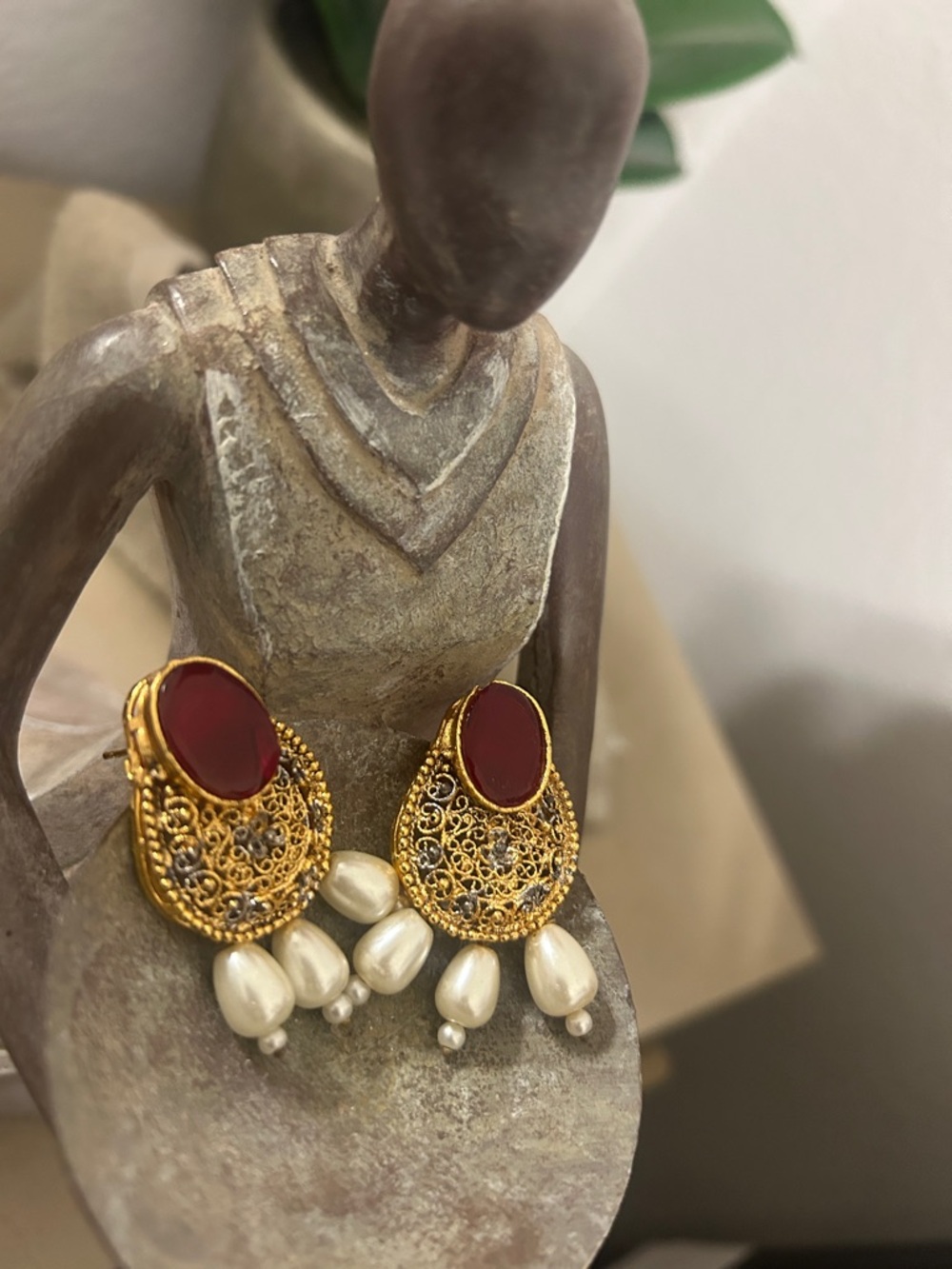 Earnings red gold pearl, indian costume jewlry. New